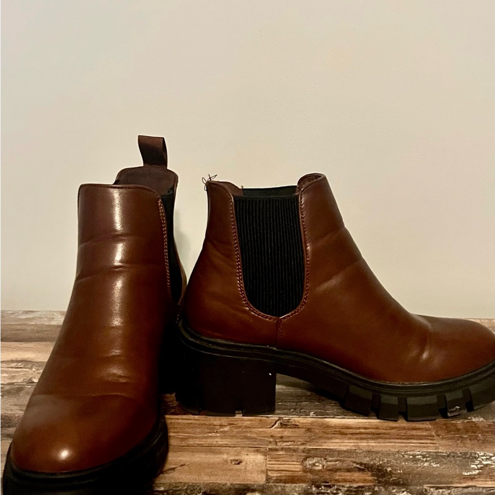 Size 6 athlefit Chelsea boots